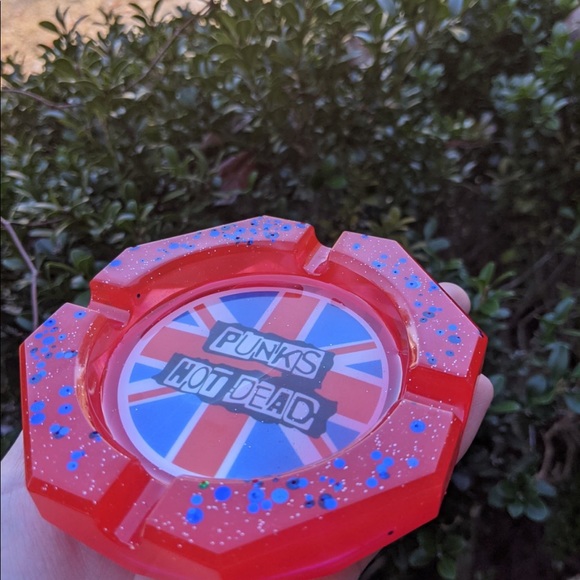 Punk is not dead handmade resin ashtray - Picture 7 of 15